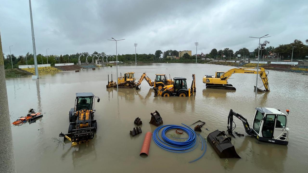 Fuertes lluvias en Polonia.  Tolnoslasky, Obolsky.  Un estadio inundado en Dzierżoniów en Opole, el agua llegó al hospital