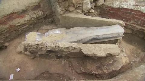 Ołowiany sarkofag znaleziony w katedrze Notre-Dame