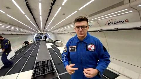 Hubert Kijek na pokładzie samolotu, w którym szkoleni będą przyszli astronauci