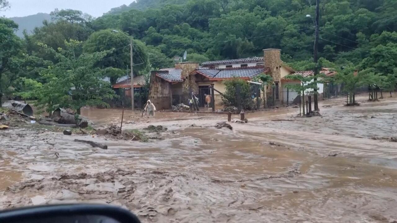 Rzeki wystąpiły z brzegów. Stan wyjątkowy, szukają zaginionych