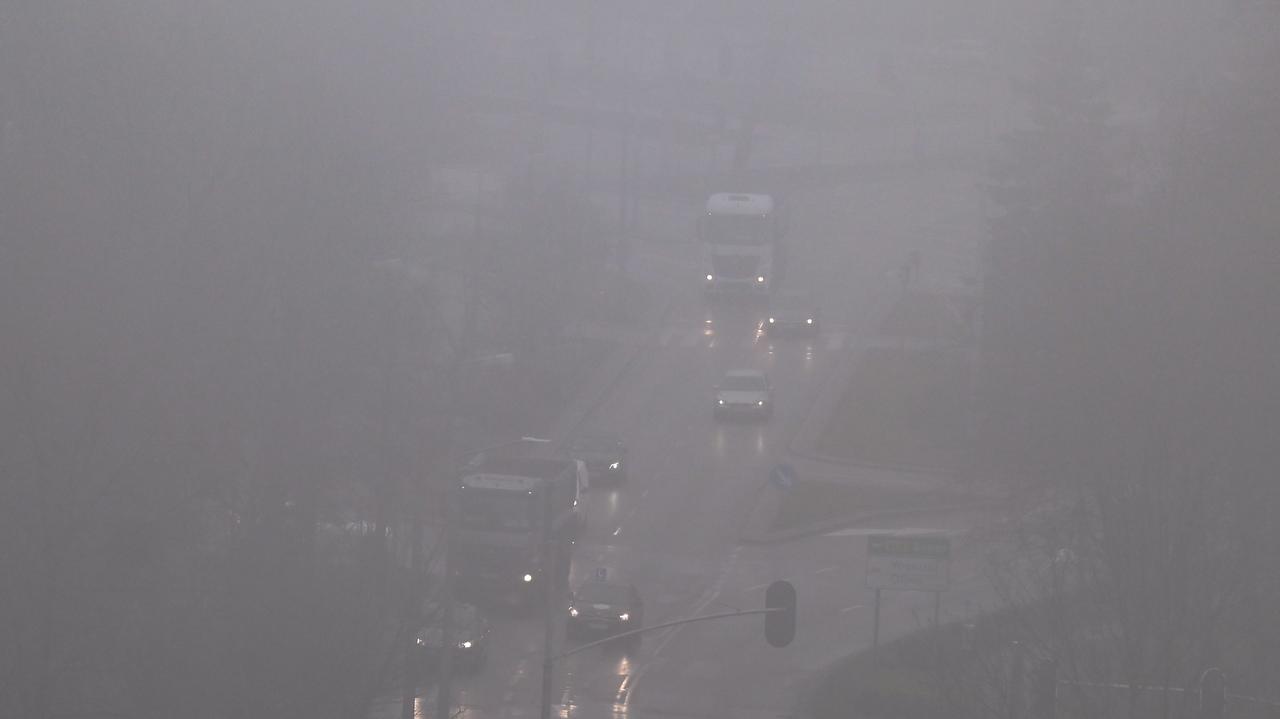 Gęste mgły znów ograniczą widzialność. IMGW ostrzega