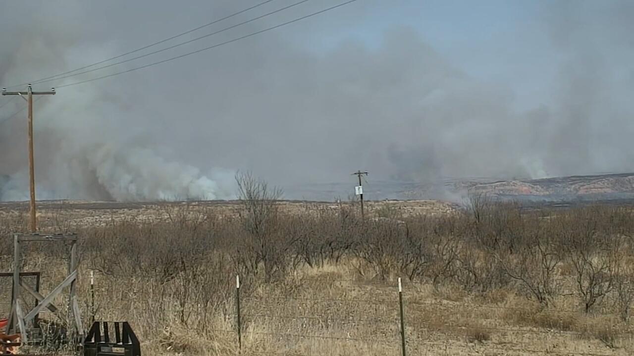 Groźny pożar szaleje w Teksasie. Wiatr i upał utrudniają akcję
