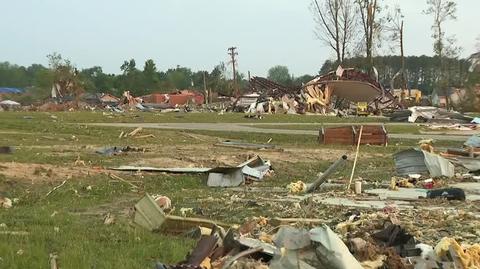 Zniszczone lotnisko po przejściu tornada