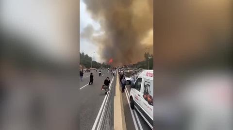 Ludzie opuszczają samochody na autostradzie nr 1 w Izraelu