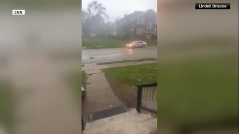Tornado zrywa dach domu