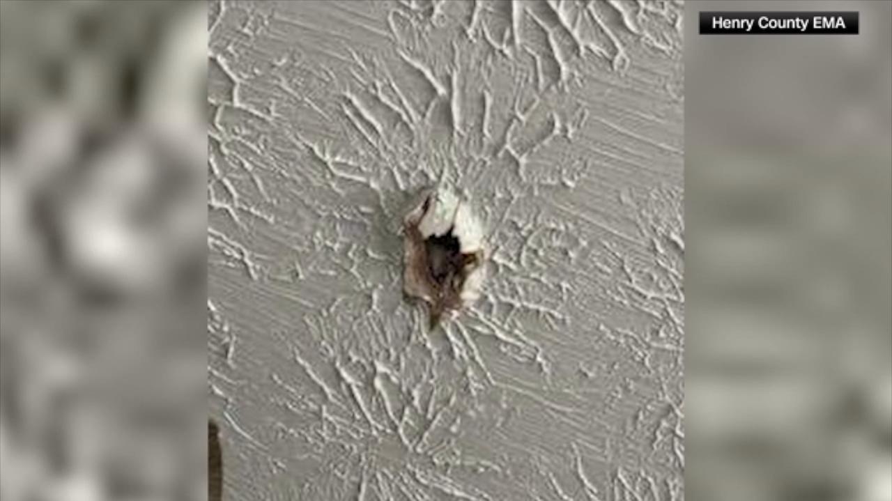 Zrobiło dziurę w dachu, przebiło się do fundamentu. To "coś" mogło być meteorytem