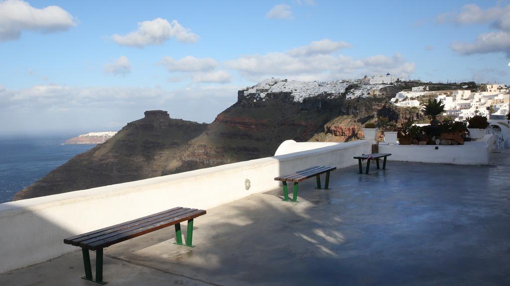 Puste ulice na Santorini
