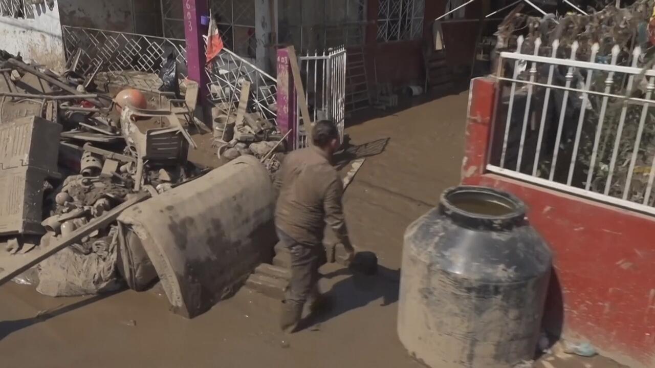Śmieci na ulicach. Między nimi śpią ludzie