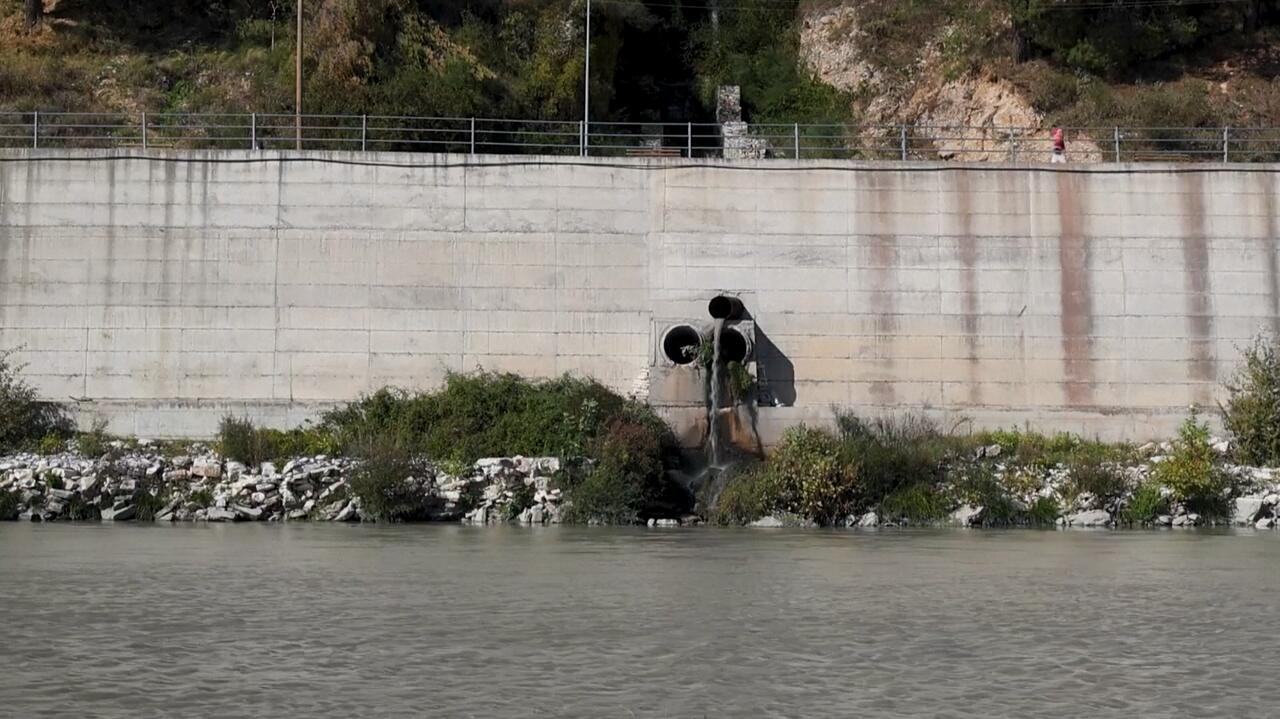 Albania, dolina Wjosy. Jest rezerwatem biosfery, a walczy z poważnym zanieczyszczeniem