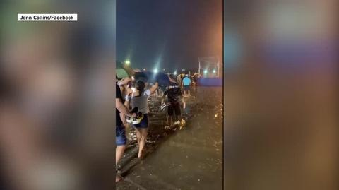 Ludzie brodzili w wodzie po powodzi błyskawicznej w Wisconsin
