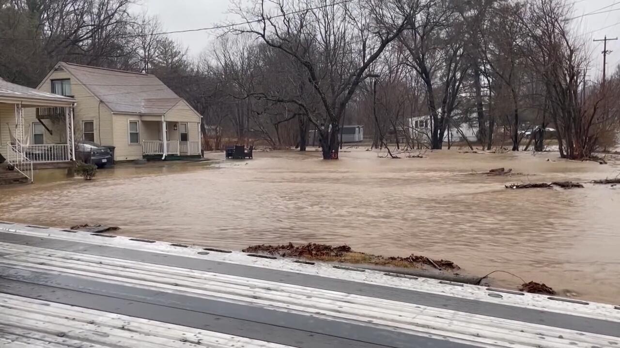 Zalane ulice i domy, setki tysięcy osób bez prądu. Rośnie bilans ofiar powodzi