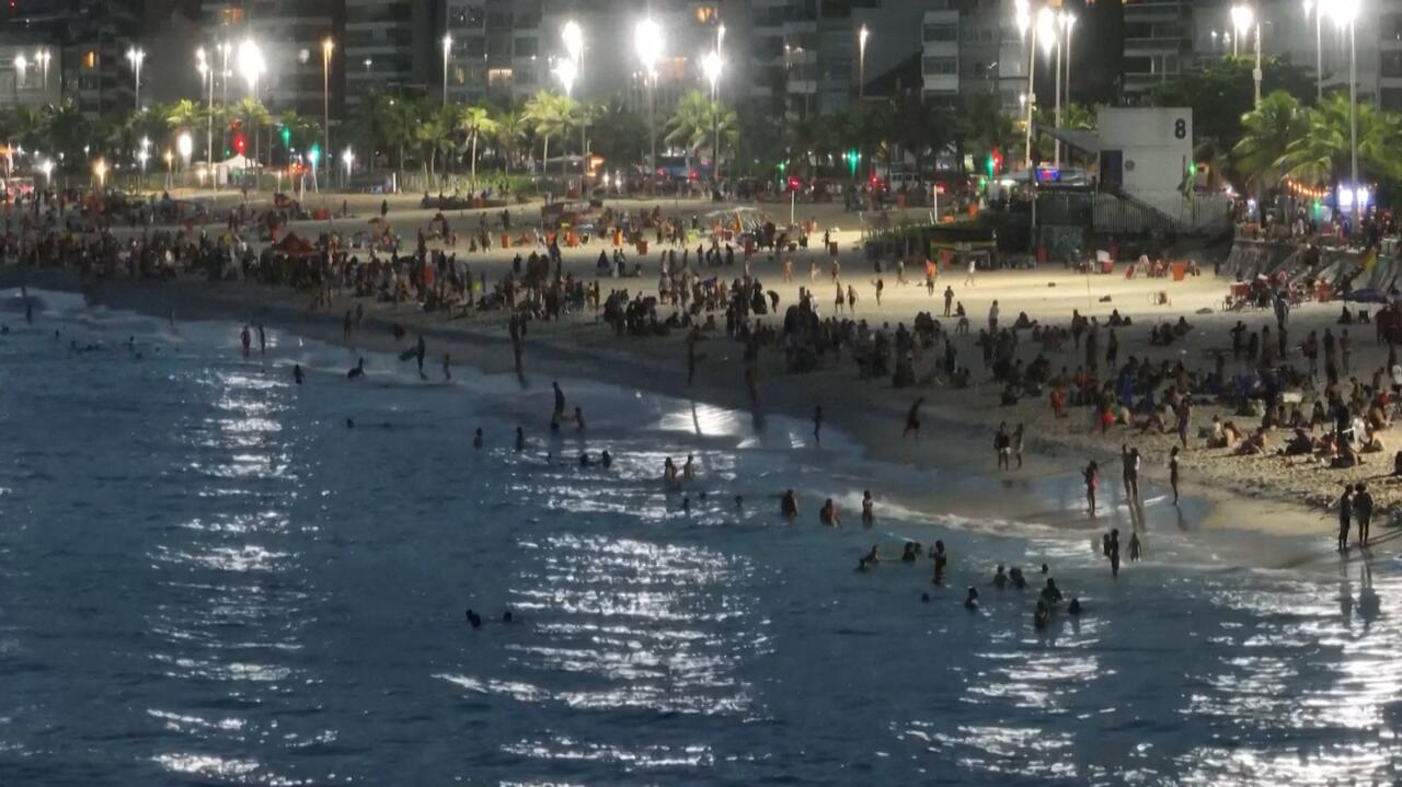 Tłumy na plażach w nocy. W ciągu dnia panuje ekstremalny upał