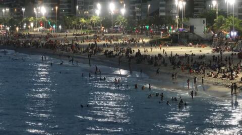 Zatłoczone plaże w Brazylii po zmroku