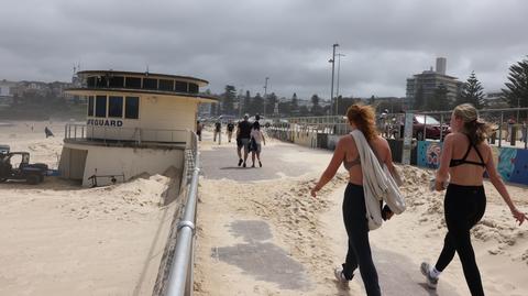 Z powodu silnego wiatru ludzie uciekali z plaży w Sydney