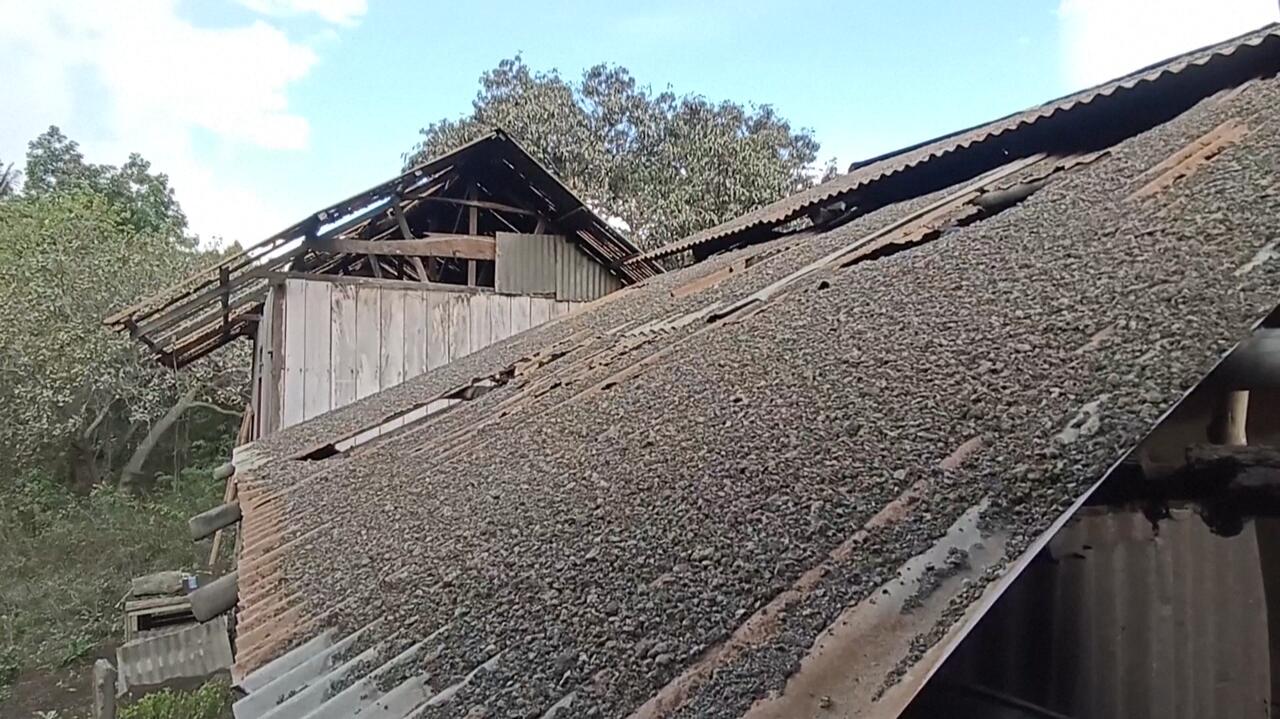 Indonezja. Erupcja wulkanu. Dachy przykryte "deszczem piasku"