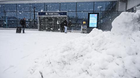 Intensywne opady śniegu na lotnisku w Helsinkach