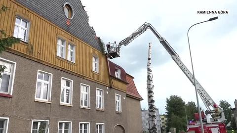Uszkodzony dach w Kamiennej Górze po burzach
