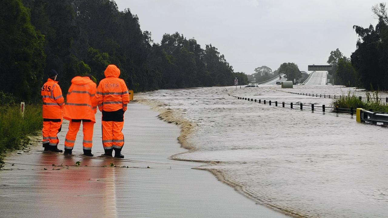 Powodzie odcięły od świata 50 tysięcy ludzi