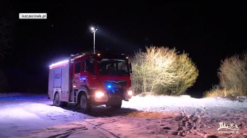 Wjechali samochodem na zamarznięte jezioro, zapadł się pod nimi lód