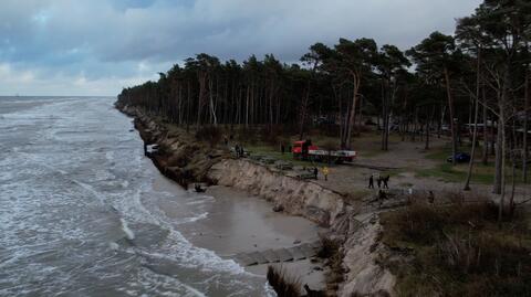 Klif i plaża zniszczone przez fale w Lubiatowie. Nagranie z drona