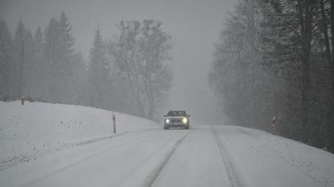 Tysiące odbiorców bez prądu po śnieżycach