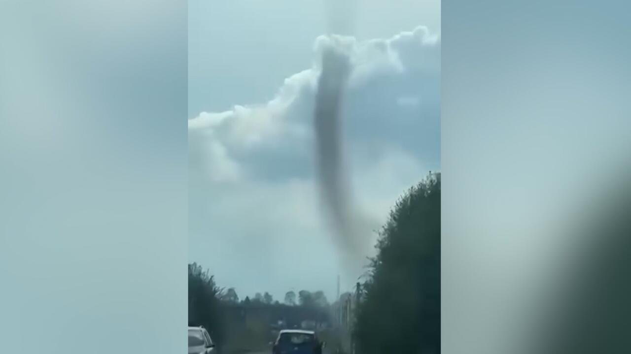 Gigantyczna kolumna piachu wirowała nad drogą w Krzyżowicach