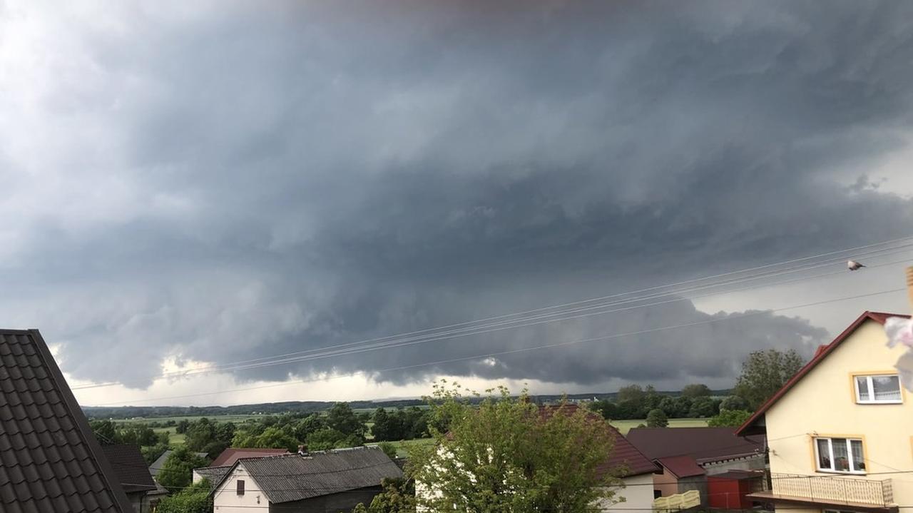 Groźne nawałnice, eskalacja w Ukrainie, kierowca wjechał w rowerzystów