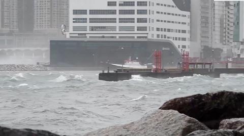 Tajfun Wipha sparaliżował w niedzielę Hongkong