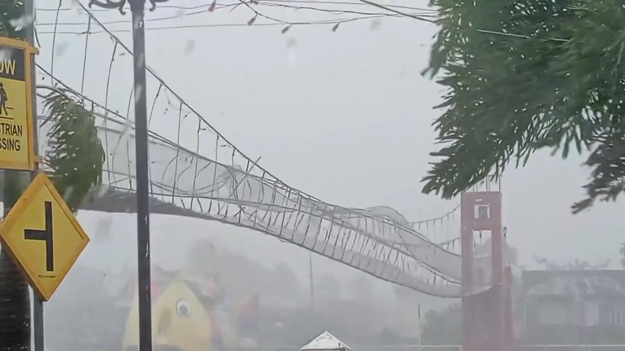 Tajfun miotał mostem jak zabawką. Zobacz nagranie