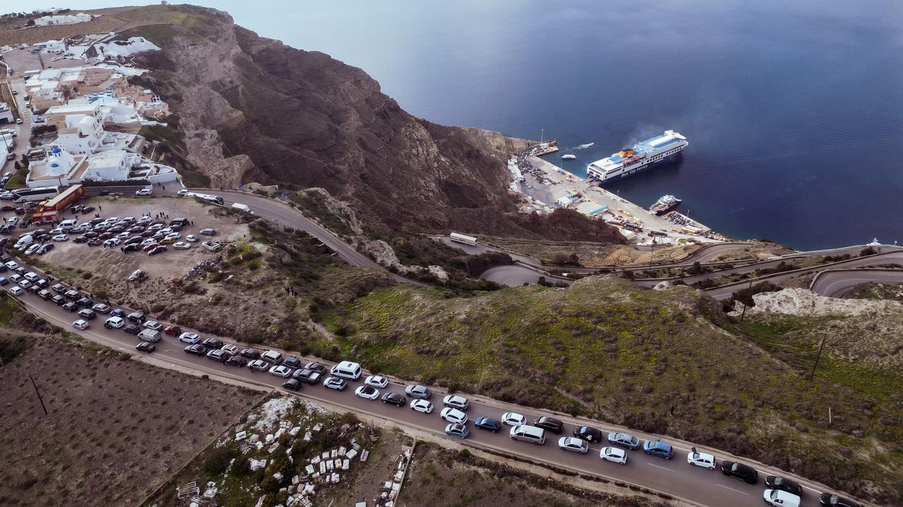 Kolejka do opuszczenia Santorini coraz dłuższa. Wstrząsy się nasilają