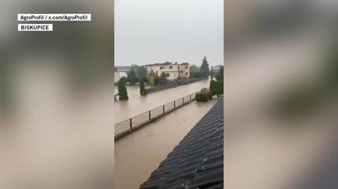 Zalania w miejscowości Biskupice pod Kaliszem (wideo bez dźwięku)