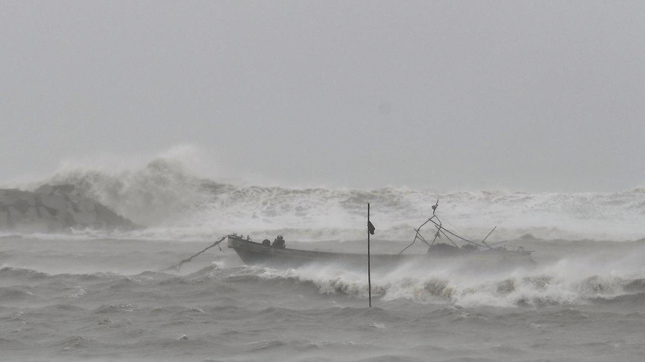 Ewakuacje, nie kursują pociągi, zamknięte szkoły. Wutip uderzył
