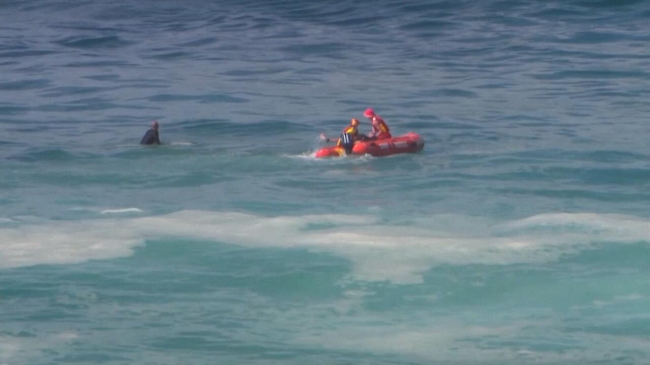 Kilkumetrowe fale porywają ludzi. Sześć osób nie żyje