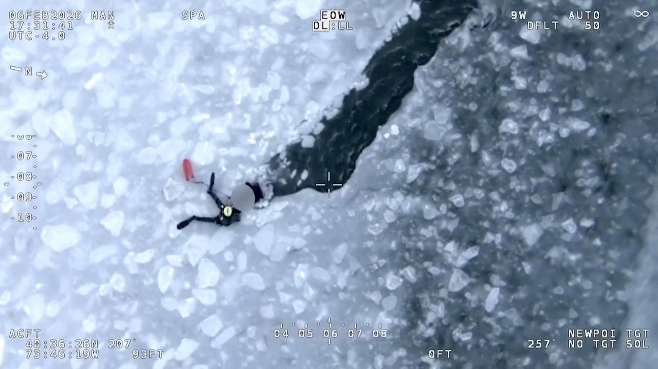 Pękł pod nimi lód, na pomoc przyleciał śmigłowiec. Nagranie