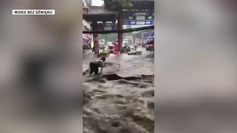 Gwałtowna powódź w chińskim mieście Xian. Woda porywa ludzi na ulicy
