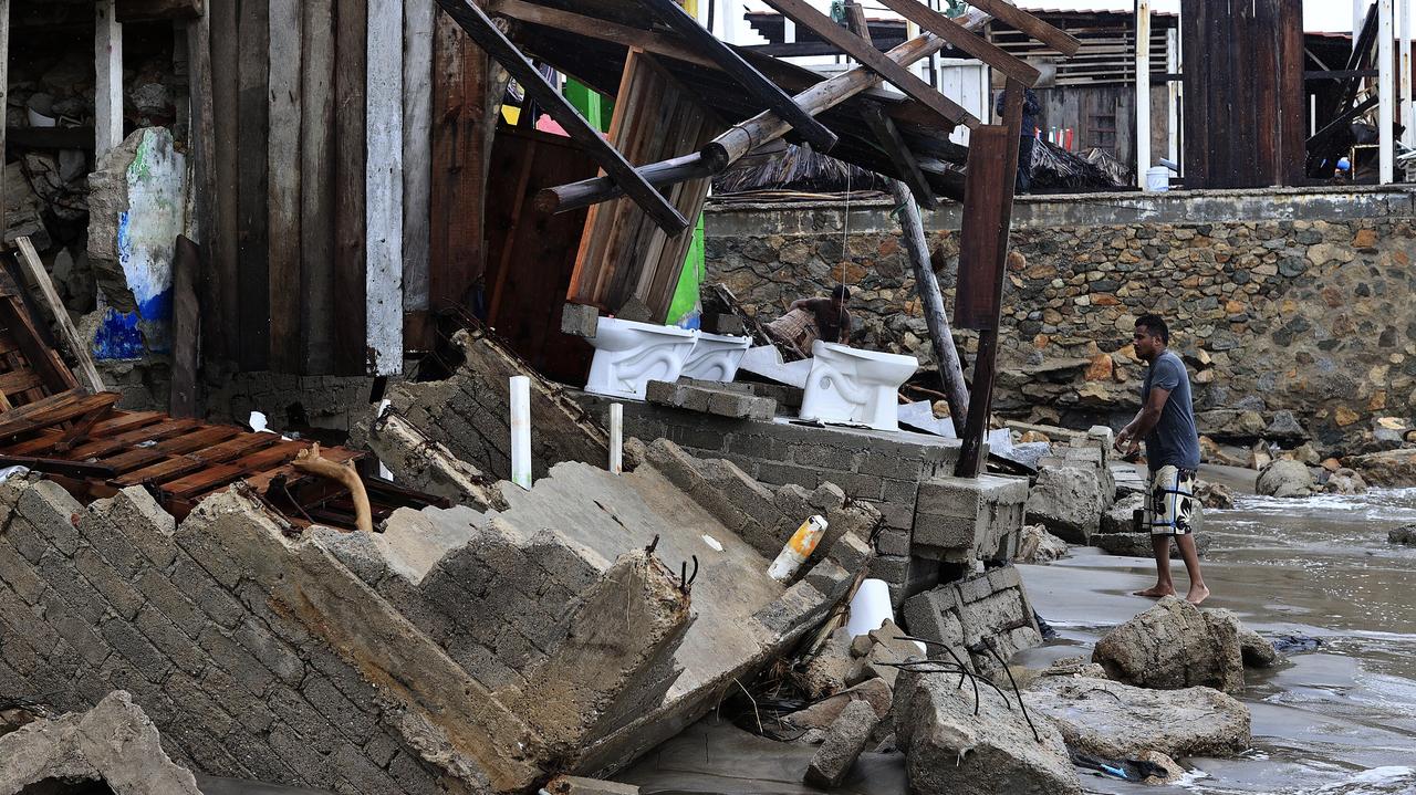 Po burzy restauracje wpadły do oceanu