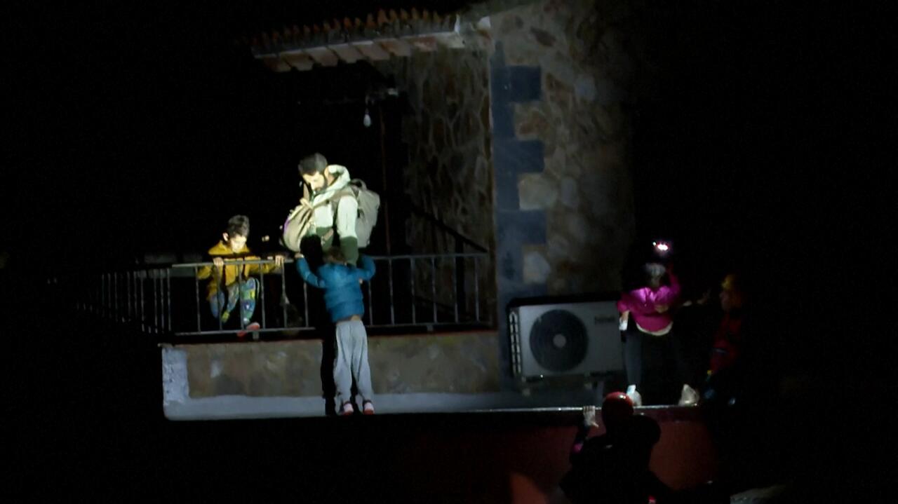 Hiszpania, Walencja. Powódź. Z zalanego domu ewakuowano rodzinę z dziećmi