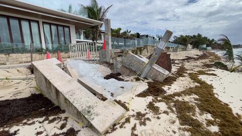 Zniszczona plaża w Playa del Carmen
