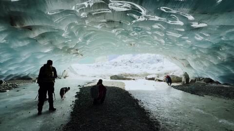 Na lodowcu Morteratschgletscher pojawiły się jaskinie lodowe