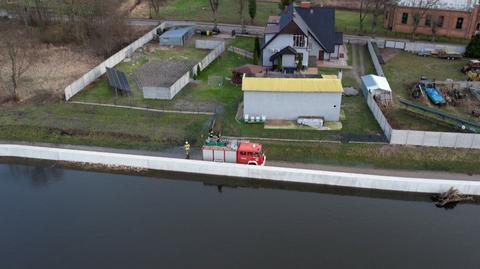 Zalane posesje i piwnice we wsi Piasek pod Cedynią, problemem jest zapora przeciwpowodziowa