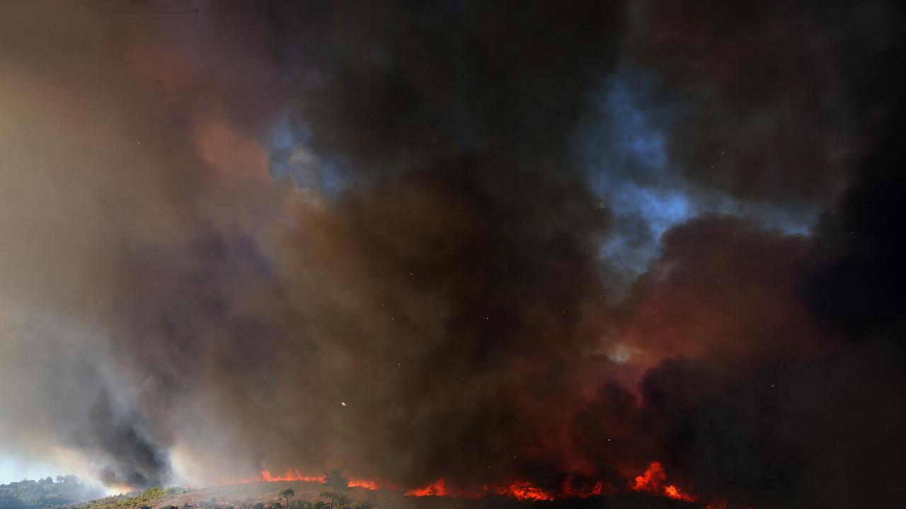 El incendio se extiende cerca de Atenas y la altura de las llamas supera los 25 metros