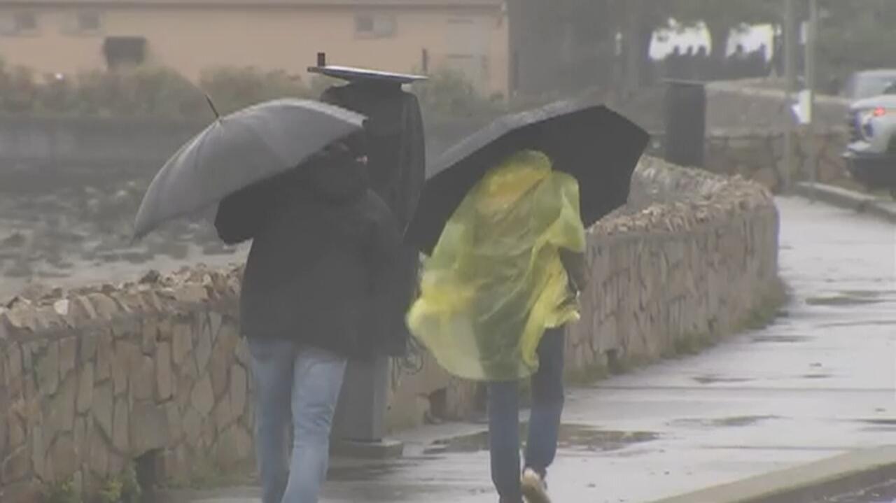 Nor'easter przemieszcza się po Wschodnim Wybrzeżu. Panel słoneczny śmiertelnie ranił kobietę
