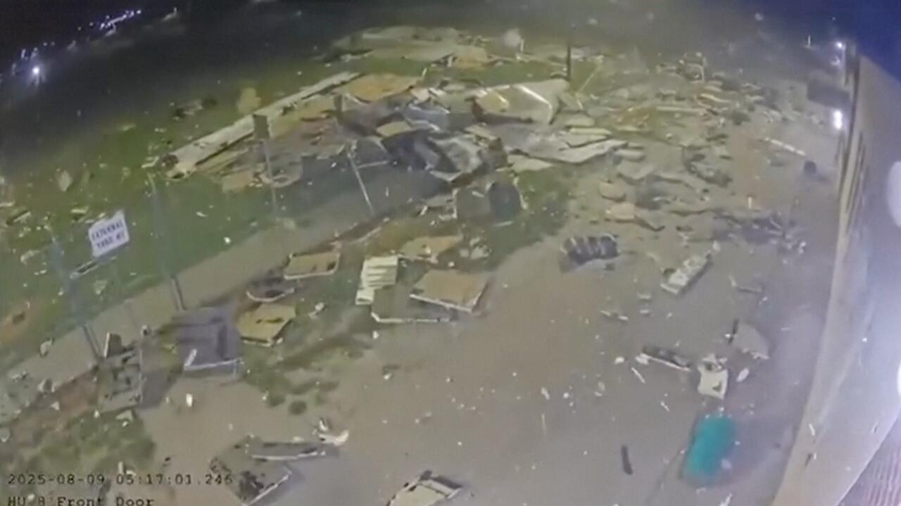 Wiatr zerwał dach więzienia. Nagranie