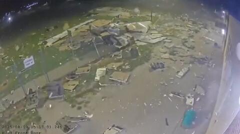Wiatr zrywa dach z budynku więzienia