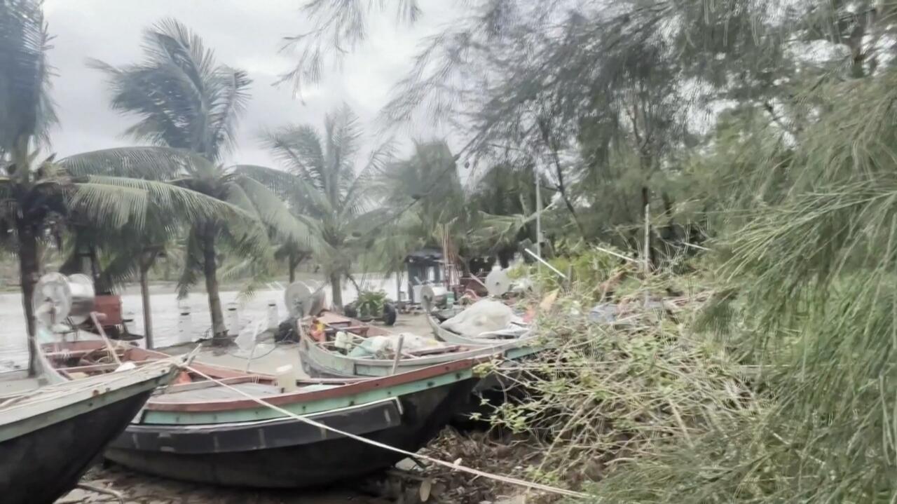 Tajfun przyniósł ośmiometrowe fale. Poważne zniszczenia, ofiary