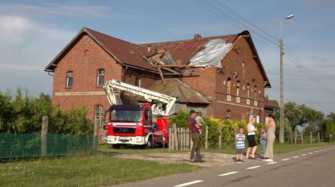 Wiatr uszkodził dachy i zniszczył stodołę w miejscowości Uniechów