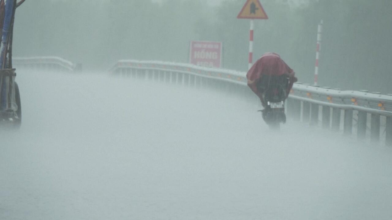 Zaginieni rybacy, zamknięte lotniska. Nadciąga tajfun