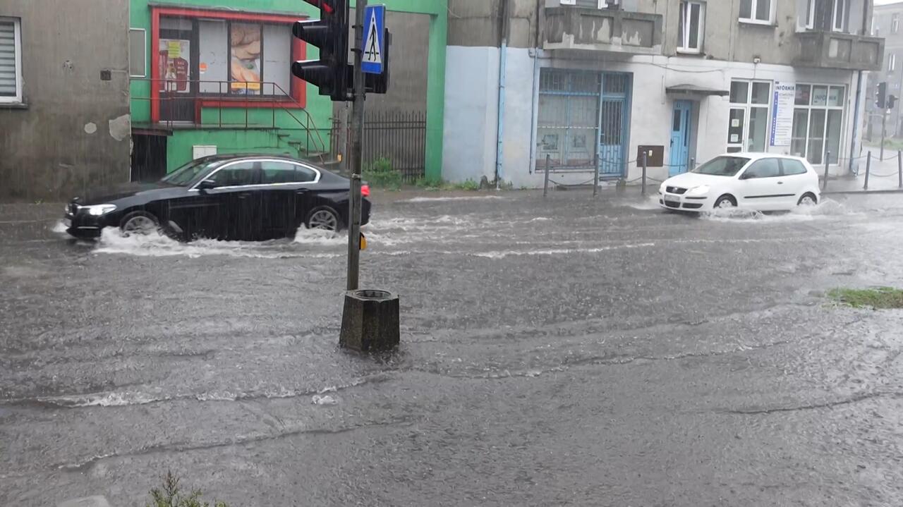 Ulewy przechodzą nad Polską. Zalane drogi, woda na posesjach