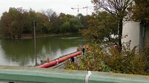 Wysoki poziom wody w rzece Elbląg. Rozłożono rękawy przeciwpowodziowe