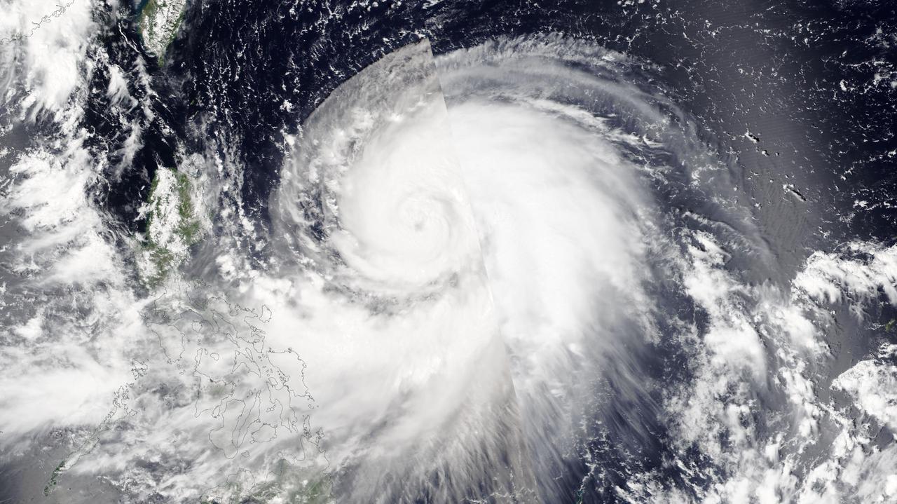 Nabiera sił, sunie w stronę lądu. Ma stać się supertajfunem